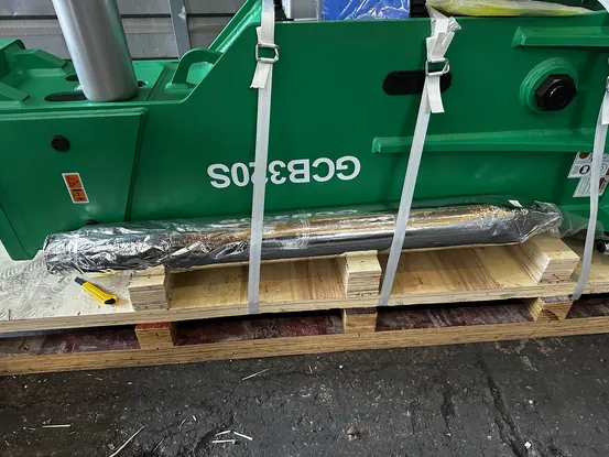 Гидромолот GCB320S закреплён на поддоне