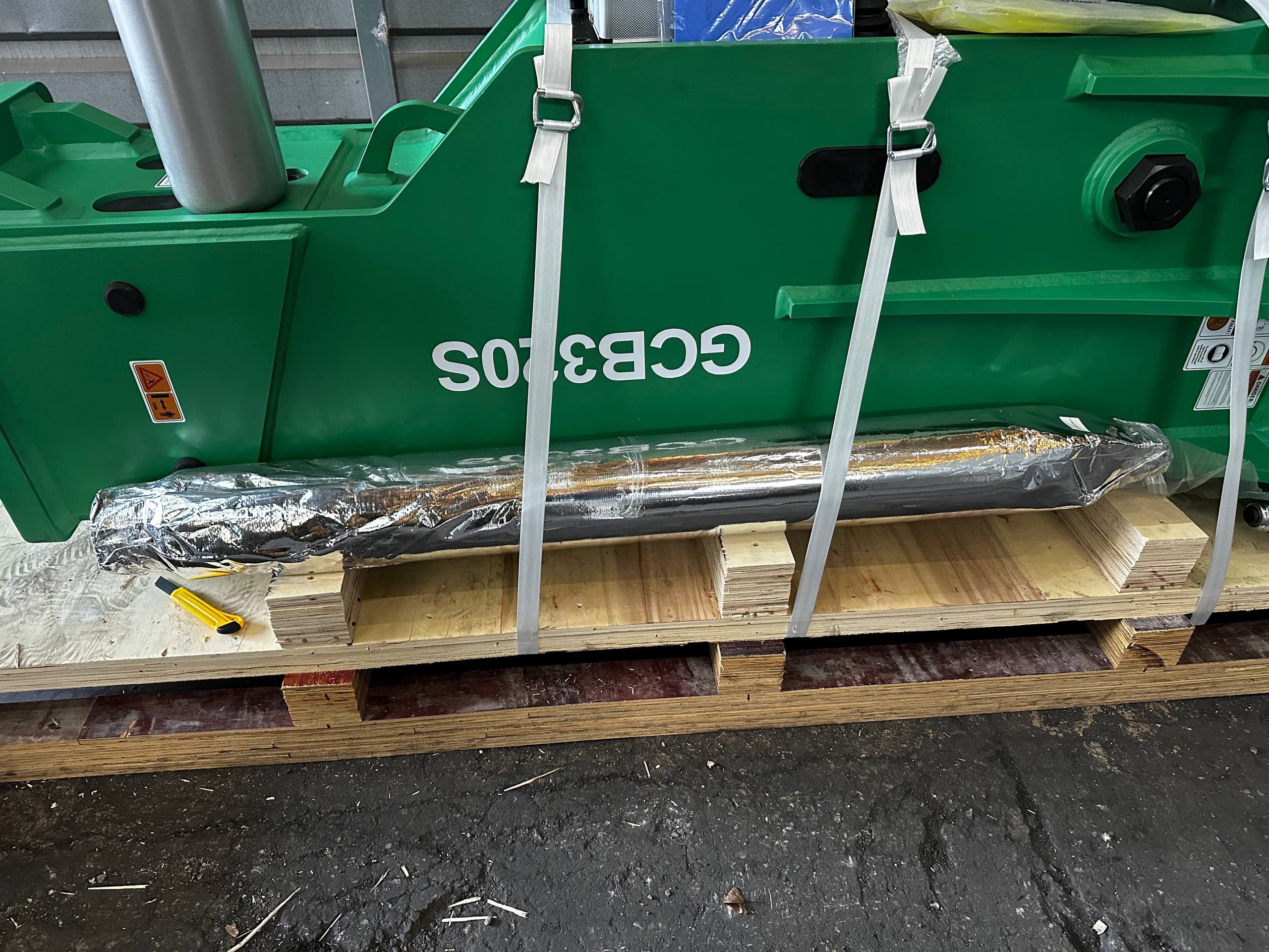 Гидромолот GCB320S закреплён на поддоне