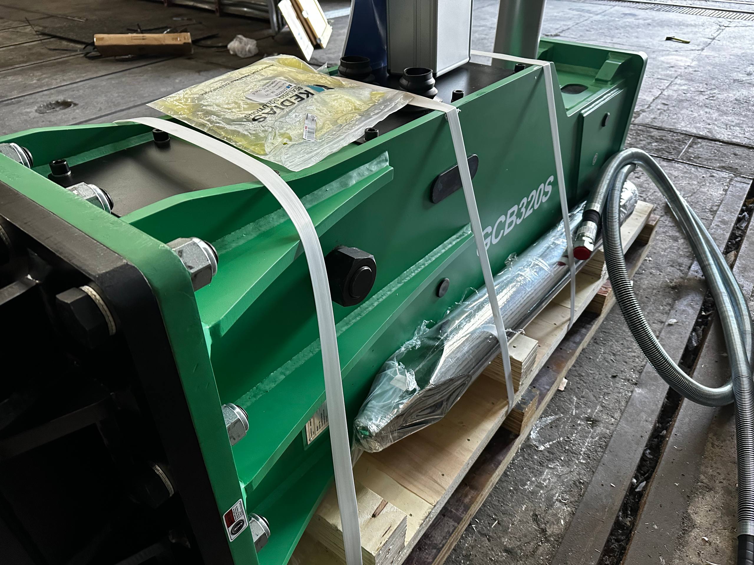 Гидромолот GCB320S — боковой вид с документацией