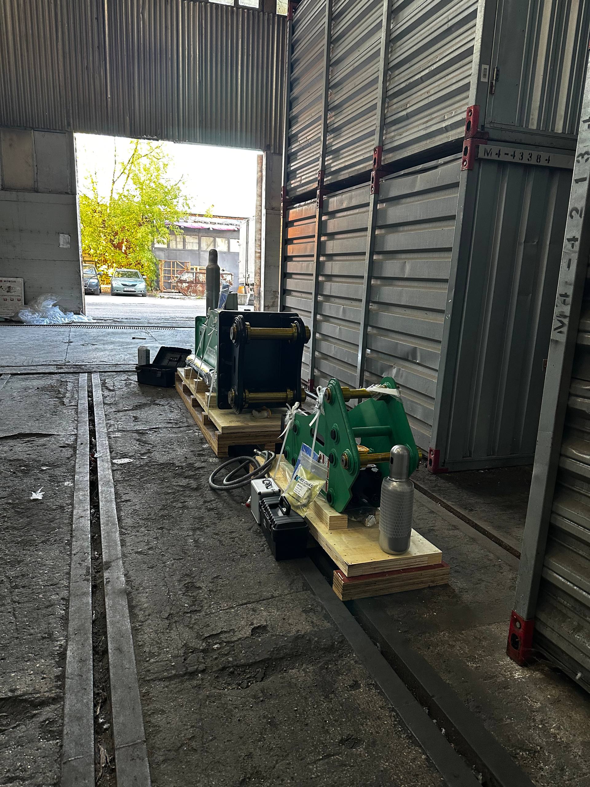 Склад навесного оборудования — общий вид