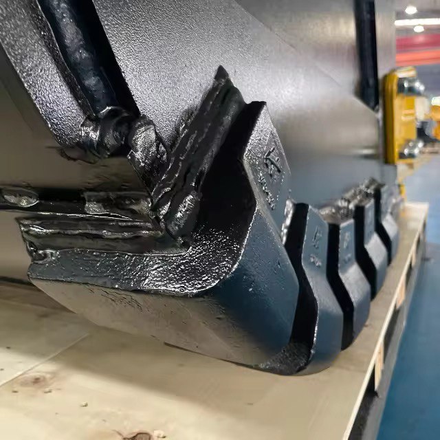 Крупный план зубьев и защитных элементов ковша