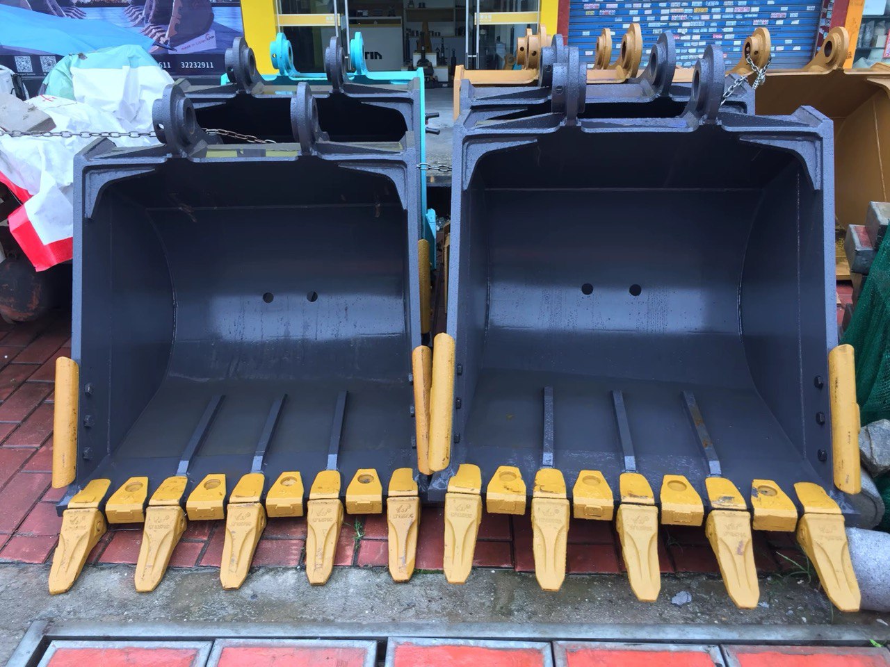 Два ковша с жёлтыми зубьями