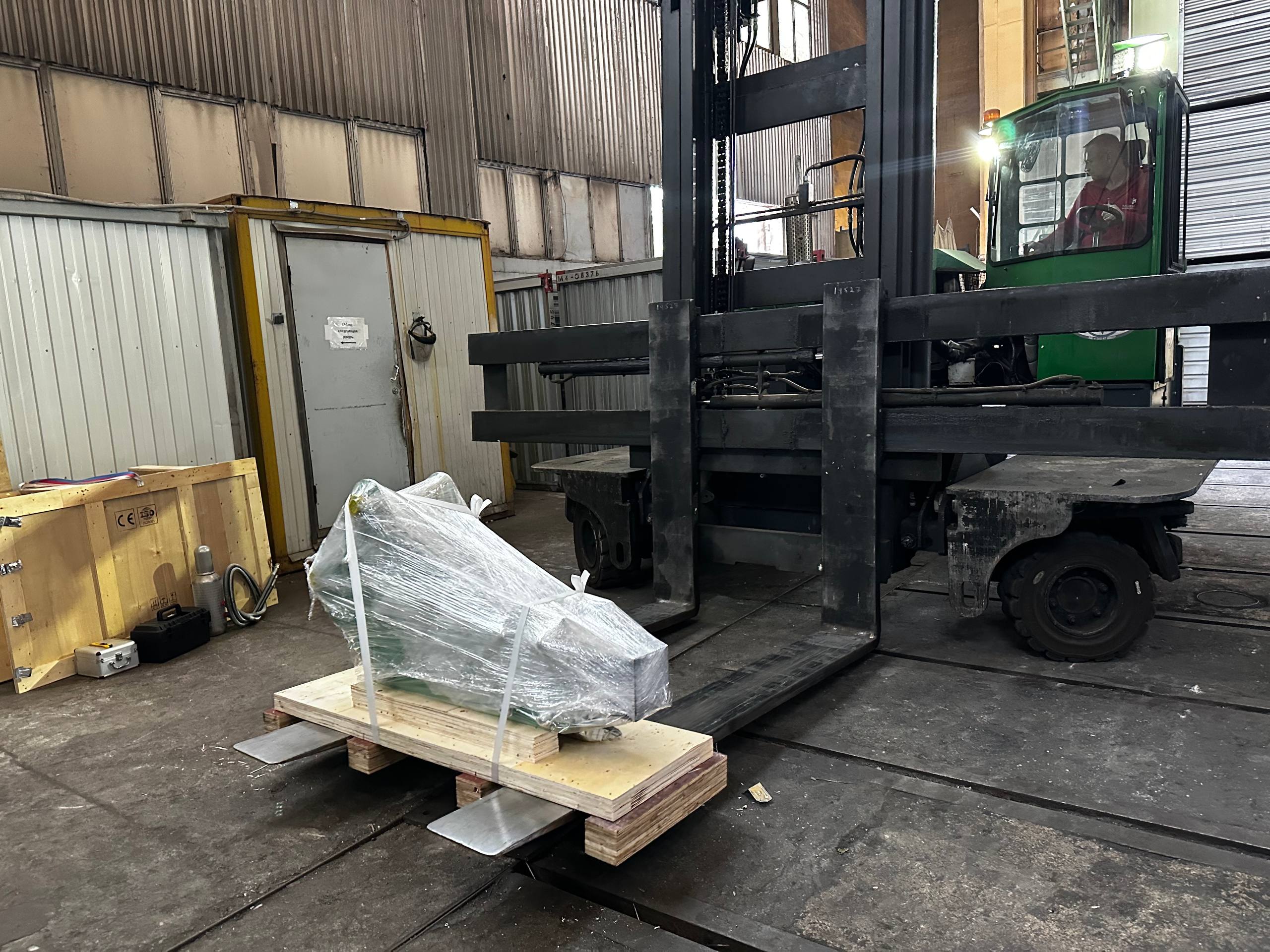 Погрузка гидромолота на складе