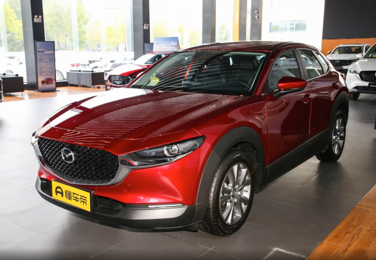 Mazda CX-30 — красный кроссовер