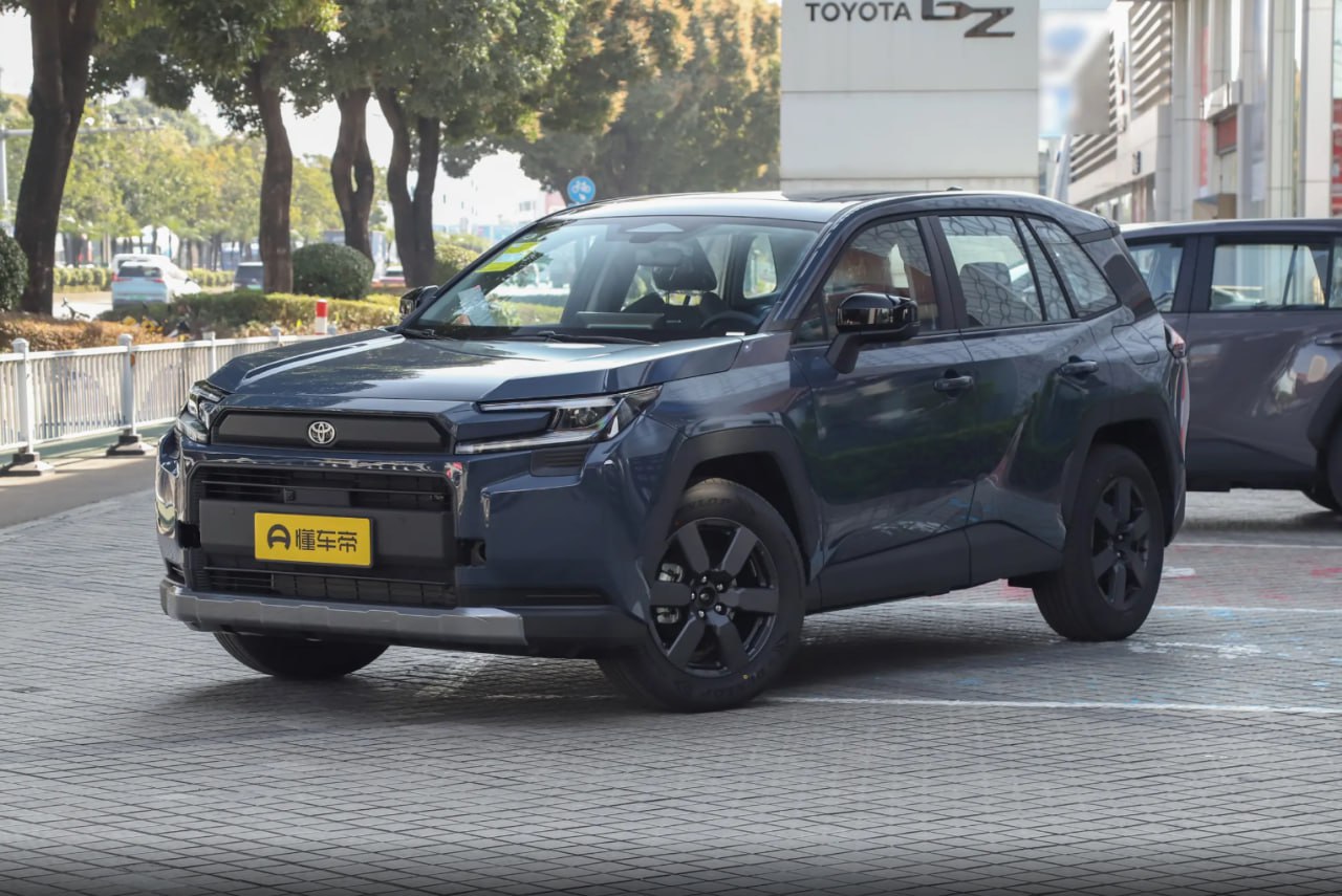 Toyota NEW RAV4 — тёмно-синий кроссовер