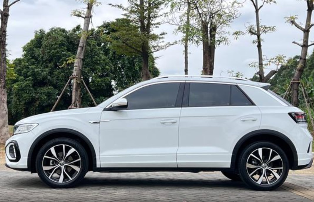Volkswagen T-Roc 280TSI — белый кроссовер